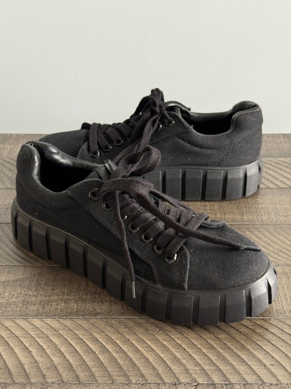 So Me Chunky Black Sneakers Women's Size 8